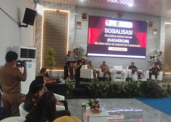 Bupati Tangerang saat membuka sosialisasi sadar hukum kepada perangkat desa di aula kantor Kecamatan Sepatan, Senin 22 Juni 2026.