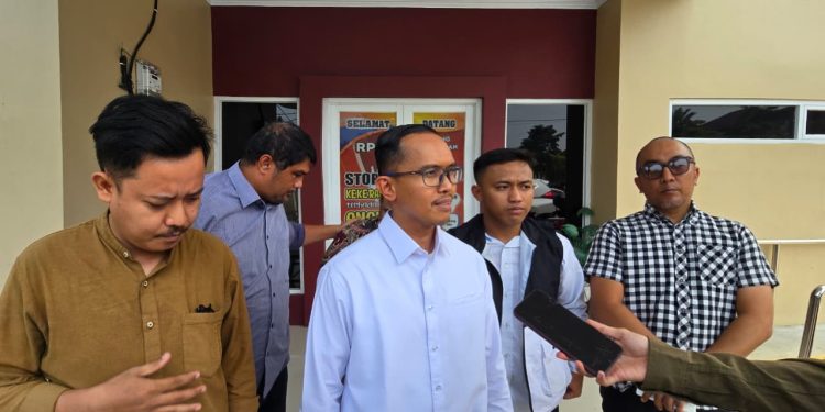 Nasrullah saat memberikan pendampingan pelaporan di Mapolda Banten, Kota Serang, Jumat 26 Juni 2026.(yusuf)