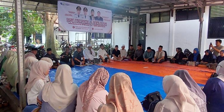 Suasana doa bersama dan deklarasi di Kantor Dindikbud Kota Serang.(Nahrul)