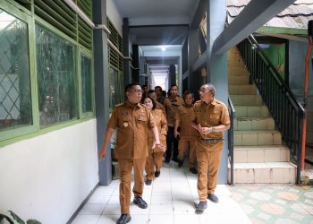 Gubernur Banten Andra Soni saat memonitoring rencana relokasi SMAN 3 Rangkasbitung, Kabupaten Lebak (Biro Adpim Setda Banten)