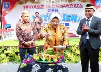 Wakil Bupati Intan saat menghadiri acara Tasyakuran Purnawiyata dan Pentas Seni SD Negeri Peusar, Kecamatan Tigaraksa, Kamis 18 Juni 2026.