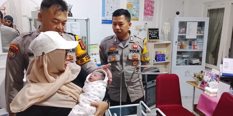 Petugas kepolisian penanganan terhadap bayi perempuan yang ditemukan di dekat aliran sungai kawasan Perum Metro Grand Cendana, Kecamatan Purwakarta, Kota Cilegon, Sabtu 20 Juni 2026.