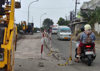 Arus lalu lintas di Jalan Raya Anyer, tepatnya di kawasan Kerenceng, Kecamatan Citangkil, Kota Cilegon, mengalami kemacetan akibat proyek perbaikan jalan.