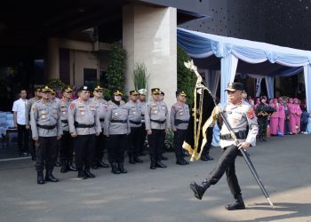 Prosesi upacara penyambutan Tanda Kehormatan Nugraha Sakanti di Polda Banten.