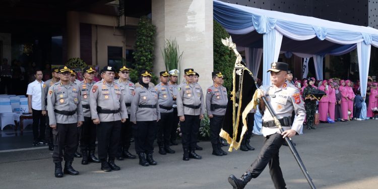 Prosesi upacara penyambutan Tanda Kehormatan Nugraha Sakanti di Polda Banten.