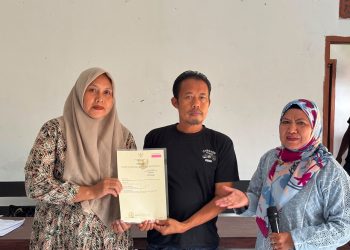 Salah satu warga menerima sertifikat tanah masuk dalam program PTSL dari BPN Kanupaten Pandeglang di Kantor Desa Cigeulis, Kecamatan Cigeulis, Kabupaten Pandeglang.