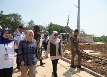 Bupati Pandeglang Raden Dewi Setiani bersama Sekretaris Direktorat Jenderal Pemberdayaan Sosial Kemensos RI, Dewi Suhartini memantau kesiapan MPLS Sekolah Rakyat, Desa Koranji, Kecamatan Cadasari, Kabupaten Pandeglang, Jumat, 10 Juli 2026.