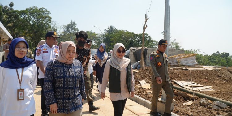 Bupati Pandeglang Raden Dewi Setiani bersama Sekretaris Direktorat Jenderal Pemberdayaan Sosial Kemensos RI, Dewi Suhartini memantau kesiapan MPLS Sekolah Rakyat, Desa Koranji, Kecamatan Cadasari, Kabupaten Pandeglang, Jumat, 10 Juli 2026.
