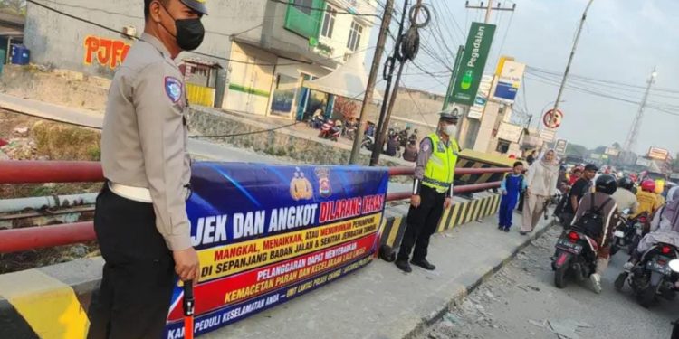 Petugas kepolisian di Jembatan Tambak