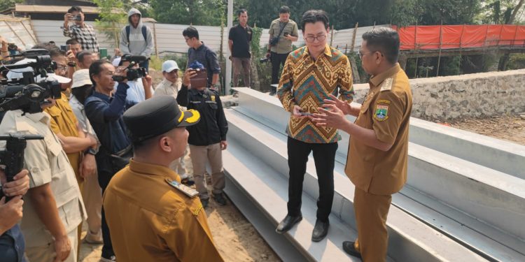 Gubernur Banten, Andra Soni saat meninjau kondisi jembatan piano di Desa Mekarsari, Kecamatan Carenang pada Selasa 21 Juli 2026.