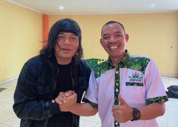 Sekretaris Dewan Pimpinan Wilayah PGIN Provinsi Banten, Fahru Rijal berfoto bersama vokalis Group Band Angkasa Ato saat pembukaan MLC dalam Plaza Aspirasi KP3B.
