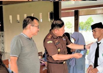 Kajari Lebak Adi Rifani saat pelayanan hukum terkait penerbitan KTP bagi santri.