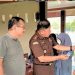 Kajari Lebak Adi Rifani saat pelayanan hukum terkait penerbitan KTP bagi santri.