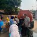 BPBD Kota Serang saat membagikan bantuan air bersih di Kasemen