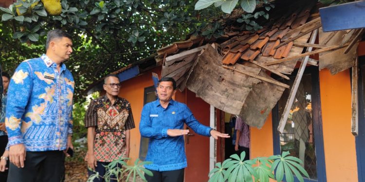 Sekda Kabupaten Serang, Zaldi Dhuhana saat meninjau gedung BPBD Kabupaten Serang.