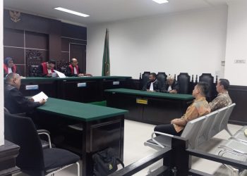 Kedua terdakwa di Pengadilan Tipikor Serang