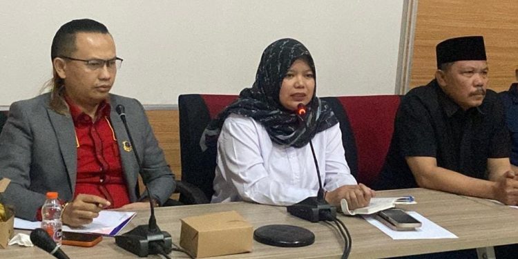 Juwita Wulandari Ketua DPRD Lebak saat konperensi pers. Foto : Nurandi