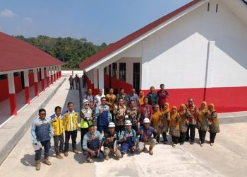 Kepala Disdikpora Kabupaten Pandeglang Sutoto berfoto bersama warga dan jajaran dari PT Wika Serang Panimbang di SDN Pasirsedang 2 baru selesai dibangun sebagai pengganti bangunan lama kena gusur jalan Tol Serang Panimbang, Kamis, 2 Juli 2026.