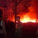 Kobaran api menyelimuti bangunan rumah dan gudang milik Marwah, Warga Kampung Ciwangun, Desa Sukajadi, Kecamatan Cibaliung, Kabupaten Pandeglang, Jumat, 10 Juli 2026.