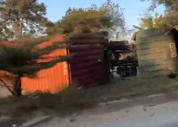 truk kontainer terguling