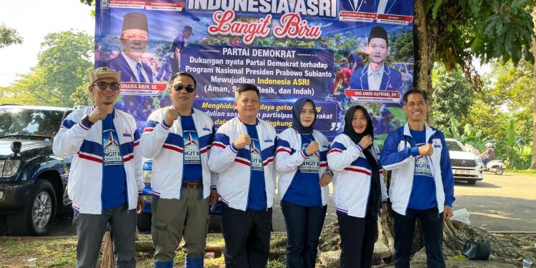 Partai Demokrat Bersihkan Rumput dan Sampah Stadion Badak