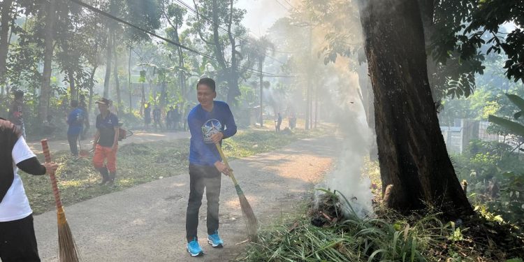 Partai Demokrat Bersihkan Rumput dan Sampah Stadion Badak