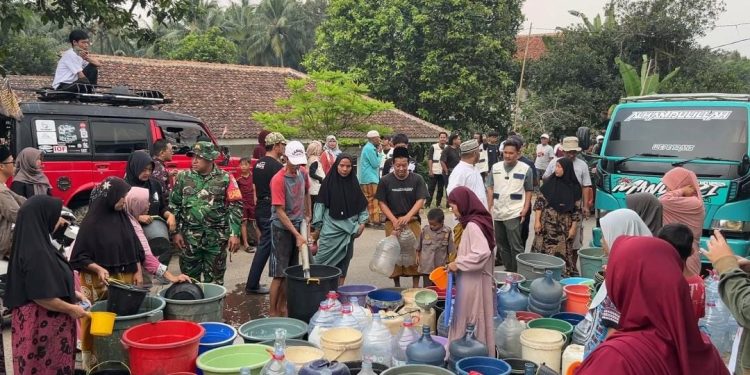 Komunitas Jimkat.ID Salurkan Delapan Truk Tangki Air Bersih untuk Warga Terdampak Kekeringan di Pandeglang