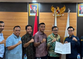 Ahmad Aflahul Aziz menerima Surat Keputusan kepengurusan Karang Taruna Kota Cilegon periode 2026–2031 dari Sekretaris Jenderal PNKT Abdul Malik Haramain di Sekretariat PNKT, Jakarta, Selasa 7 Juli 2026.