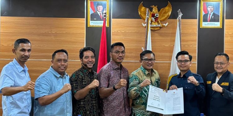 Ahmad Aflahul Aziz menerima Surat Keputusan kepengurusan Karang Taruna Kota Cilegon periode 2026–2031 dari Sekretaris Jenderal PNKT Abdul Malik Haramain di Sekretariat PNKT, Jakarta, Selasa 7 Juli 2026.