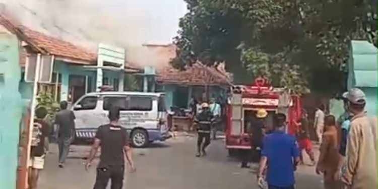 Screenshot video Kebakaran Kantor Dinas Ketahanan Pangan dan Pertanian (DKPP) Kota Cilegon di Kelurahan Kubang Laban, Kecamatan Ciwandan, Selasa 7 Juli 2026 sore.