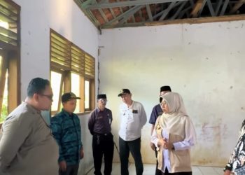 Bupati Pandeglang Tinjau SDN Padahayu 2 Cikedal, Perbaikan Diupayakan Lewat APBD Perubahan