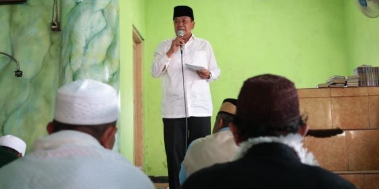 Bupati Maesyal saat Jumling di di Masjid Darurrohman, Desa Rajeg Mulya, Kecamatan Rajeg, Jumat 10 Juli 2026.