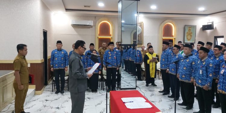 Sekda Kota Serang, Nanang Saefudin saat melantik pejabat.