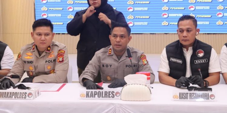 Kapolres Tangsel, AKBP Boy Jumalolo (tengah) bersama Kasatresnarkoba Polres Tangsel, AKP Pardiman (Kanan) saat memberi keterangan dalam konfrensi pers beberapa waktu lalu.