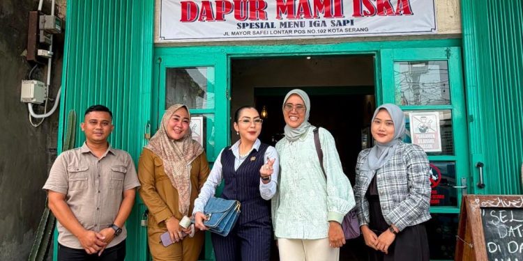 Anggota DPRD Banten, Nia Purnama Sari saat di Dapur Mami Iska, Jalan Mayor Safei Kota Serang