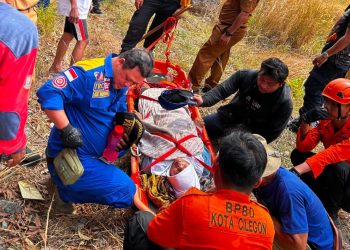Petugas gabungan mengevakuasi seorang perempuan lanjut usia yang tergelincir saat berkebun di kawasan Gunung Cinampul, Kelurahan Lebak Gede, Kecamatan Pulomerak, Kota Cilegon, Selasa 21 Juli 2026. Foto : Tagana