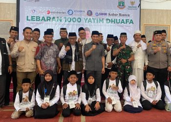 Wagub Dimyati foto bersama dengan anak yatim. Foto : Nurandi