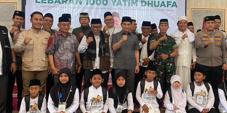 Wagub Dimyati foto bersama dengan anak yatim. Foto : Nurandi