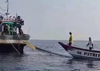 Nelayan Sumur nyaris adu fisik dengan nelayan Panimbang di atas tengah laut karena rumponnya rusak akibat kena jaring cantrang milik nelayan asal Panimbang.