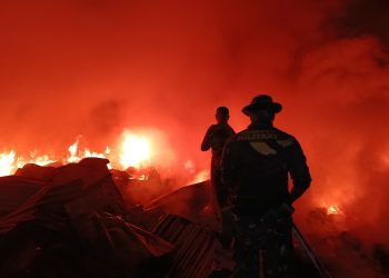 Personel Kodim 0601/Pandeglang bersama warga melalukan upaya pemadaman Kobaran api menyelimuti bangunan rumah dan gudang di Kampung Ciwangun, Desa Sukajadi, Kecamatan Cibaliung, Kabupaten Pandeglang, Jumat, 10 Juli 2026.