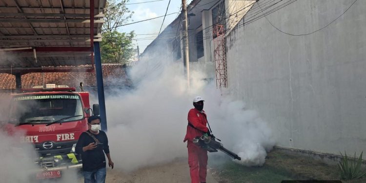 Cegah Penularan DBD, Kantor Satpol PP dan Diskominfo Lebak Difogging