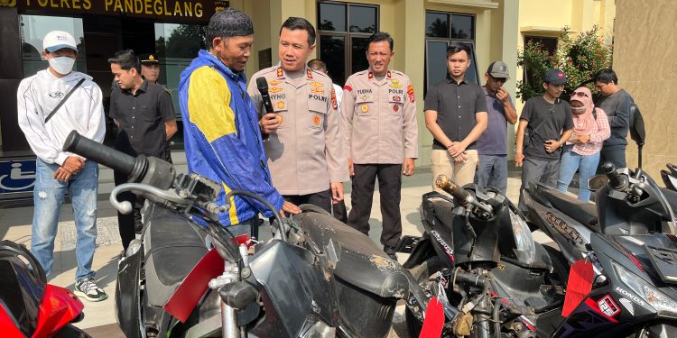 Kapolres Pandeglang Serahkan 8 Motor Hasil Ungkap Curanmor