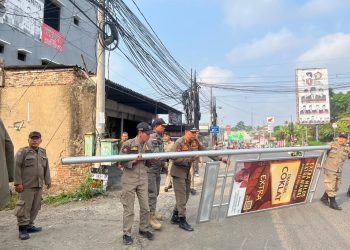 Satpol PP Bongkar Papan Reklame Iklan Rokok di Sepanjang Jalan Cigadung-Cikoneng