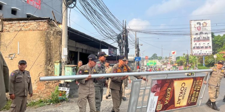 Satpol PP Bongkar Papan Reklame Iklan Rokok di Sepanjang Jalan Cigadung-Cikoneng