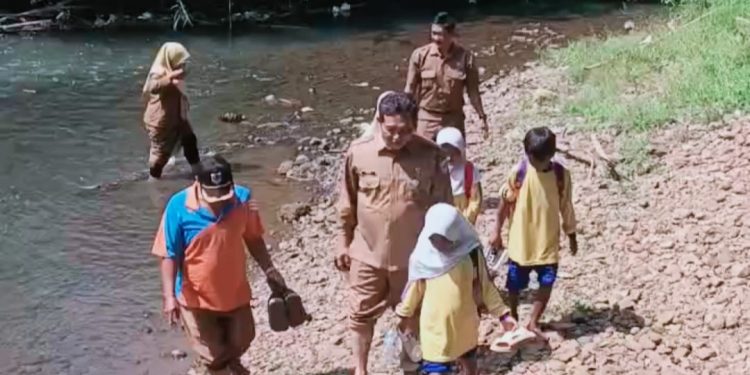 9 Siswa SDN Padahayu 2 Setiap Hari Seberangi Sungai, Kadisdikpora Tinjau Kampung Cingenge