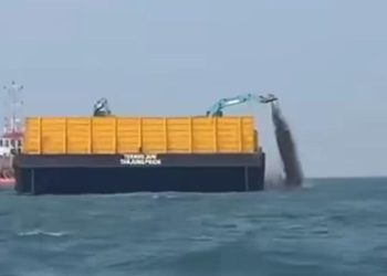 Video Tongkang Buang Material di Laut Bojonegara Viral, Nelayan Mengeluh