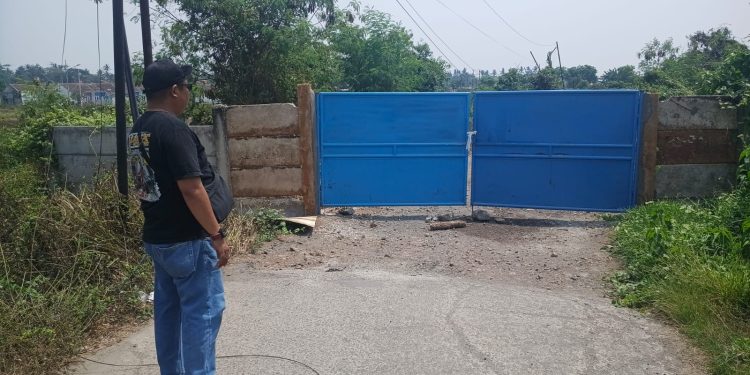 Jalan Desa Ditutup Perusahaan, Warga Kampung Rajeg Tegal Terisolasi