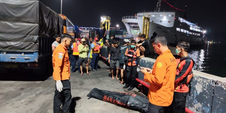 Mayat Pria Tanpa Identitas Mengambang di Dermaga II Pelabuhan Merak