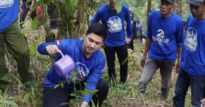 Tingkatkan Cadangan Air Tanah, Kader Demokrat Tanam Ratusan Pohon di Gunung Pulosari