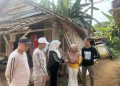 DPRD Pandeglang Patungan Bedah Rumah Warga Caringin yang Nyaris Ambruk
